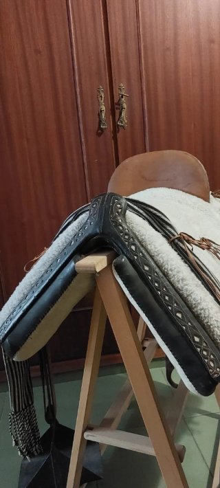 Silla de montar de cuero y borrego.