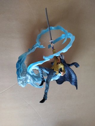 Figura Trafalgar Law con espada y efecto
