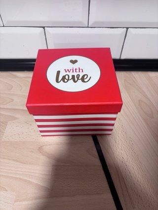 Caja decorativa roja con rayas blancas