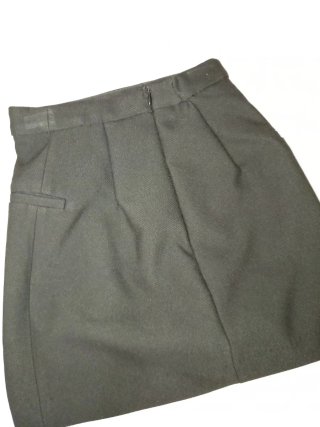 Falda elegante negra botones dorados