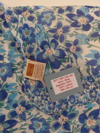Fular 100% algodón con estampado floral azul