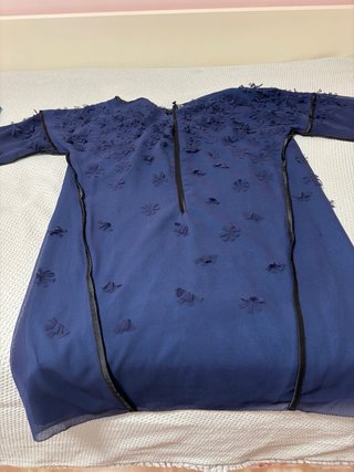 Vestido corto azul con flores