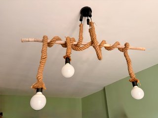 Lampadario corda e legno grezzo
