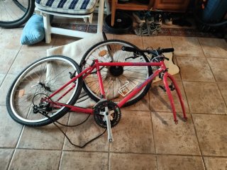 Bicicleta antigua roja sin pedales