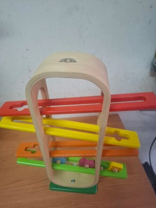 2 juegos madera uno rampas y el otro juego piezas