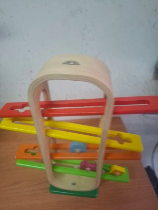 2 juegos madera uno rampas y el otro juego piezas