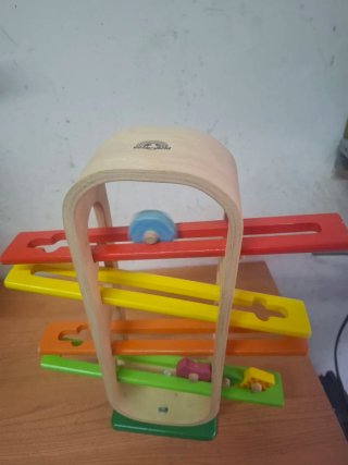 2 juegos madera uno rampas y el otro juego piezas