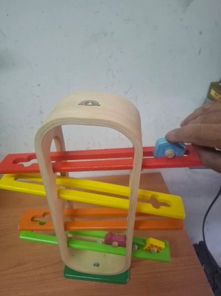 2 juegos madera uno rampas y el otro juego piezas