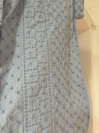 Blusa azul bordada