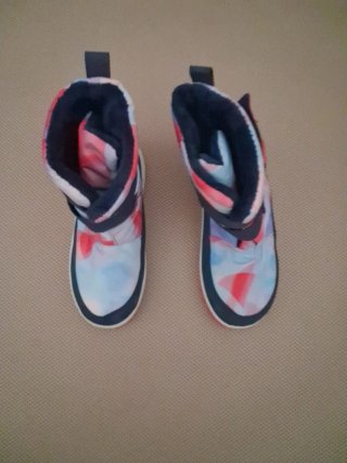 Botas y guantes de nieve infantiles son talla 33