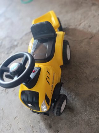 Tractor de juguete amarillo para niños