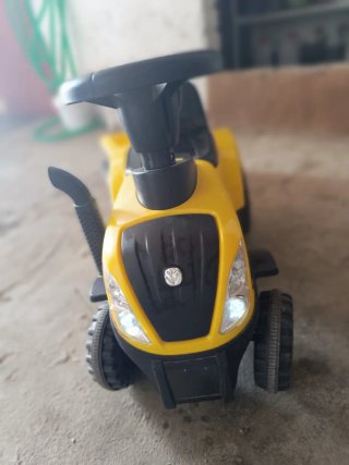 Tractor de juguete amarillo para niños