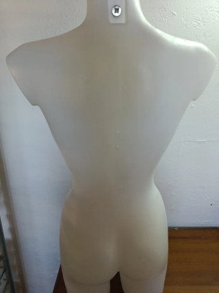 Maniquí de plástico blanco