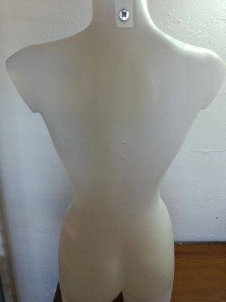 Maniquí de plástico blanco