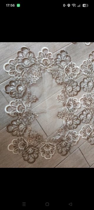 Centrino decorativo beige e argento