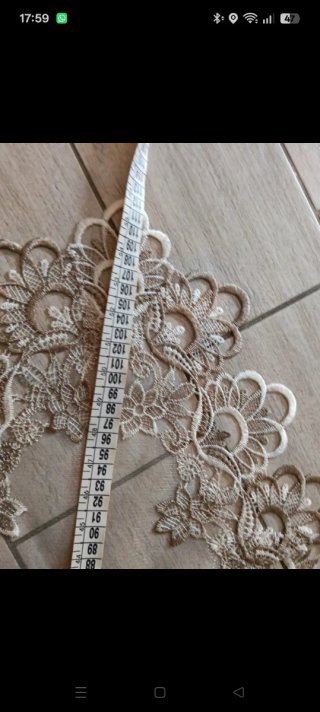 Centrino decorativo beige e argento