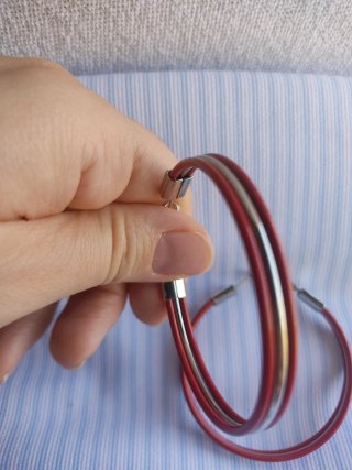 Pendientes de aro rojos y plateados