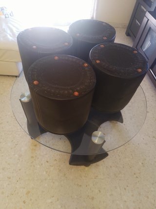 Mesa baja cristal con 4 taburetes negros