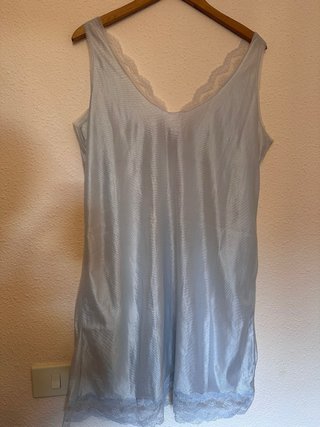Blusa azul con encaje