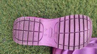 Sandalias Crocs Moradas Talla 41 con Dijes Dorados