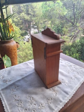 Mini armario de madera con corazón