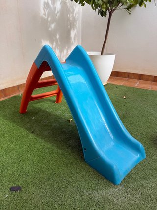 Tobogán infantil azul y naranja