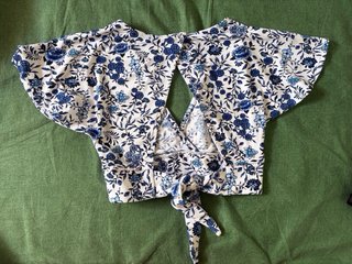 Top H&M fiori blu e bianchi