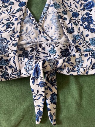 Top H&M fiori blu e bianchi