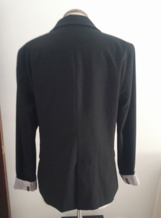 Blazer negro con puños estampados