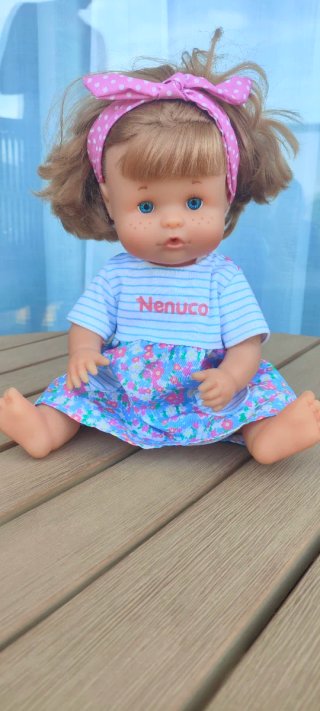 Muñeca Nenuco con vestido floral y diadema