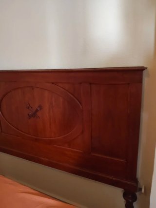 Cabecero de madera de cerezo antiguo tallado