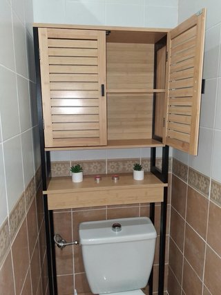 Armario de baño de bambú y metal
