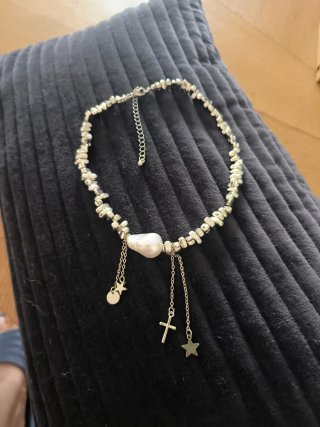 Gargantilla perla barroca y dijes cruz estrella