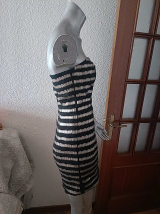 Vestido palabra de honor con detalles metacrilato