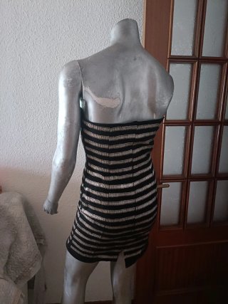 Vestido palabra de honor con detalles metacrilato