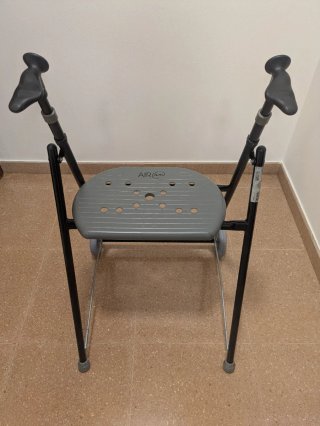 Andador con asiento y ruedas