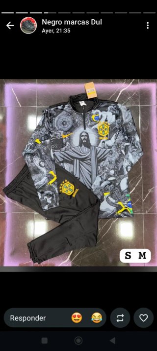 Conjunto deportivo negro y morado