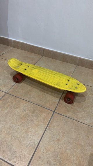 Patinete amarillo