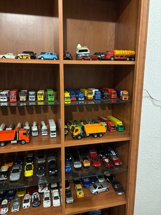Estantería de madera y cristal