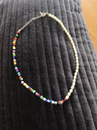 Gargantilla perlas y cuentas de colores