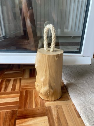 Tope para puertas elevadas hecho con un tronco