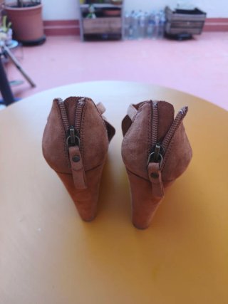 Sandalias de cuña en color camel, impecables!