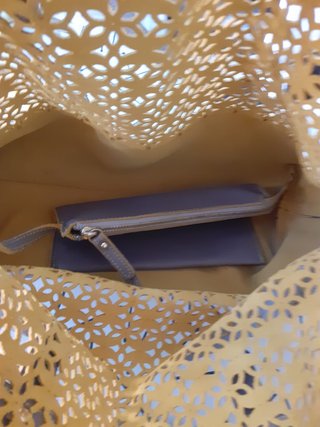 Bolso Liu Jo troquelado sin uso, piel ecológica.
