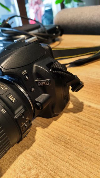 Nikon D3100 Reflex + obiettivo 18-55 VR + 2 batter