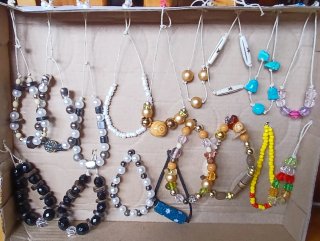 Pulsera bisutería dorada con perlas