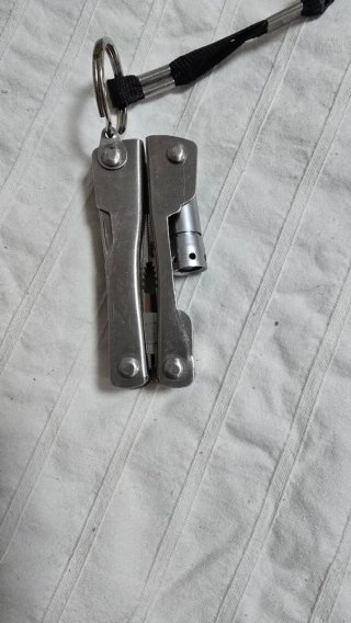 Multiherramienta y linterna