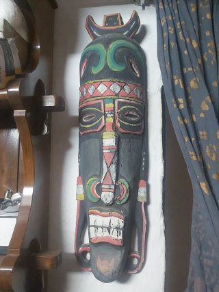 Máscara de madera tribal decorativa