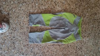 Pantalón deportivo gris y verde