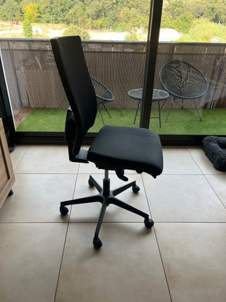 Silla de oficina ergonómica negra