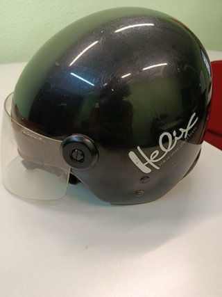 Casco de moto negro con visera